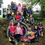 Kinder beim gemeinsamen spielen